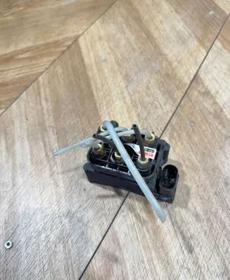Mercedes-Benz R W251 Air suspension valve block 