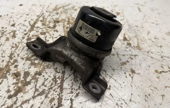 Volvo XC70 Engine mount bracket 