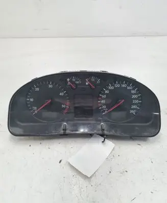 Volkswagen PASSAT B5 Speedometer (instrument cluster) 3B0920822A