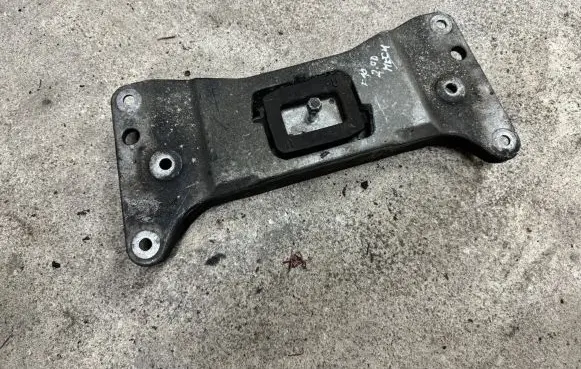 BMW 5 F10 F11 Gearbox mounting bracket 6781222 7368813