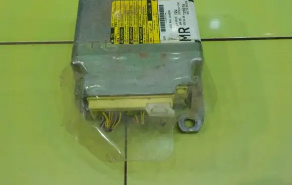 Toyota Avensis T270 Airbag control unit/module 227631102