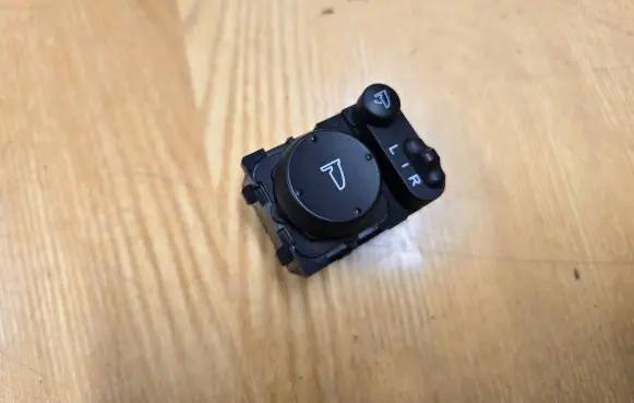 Honda CR-V Wing mirror switch M33212