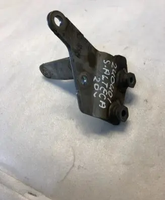 Seat Ateca Muffler mount bracket/holder 04l131561