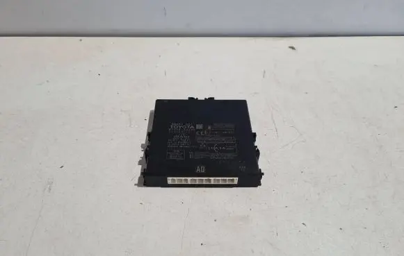Lexus ES VII XZ10 Door central lock control unit/module 8999033A00