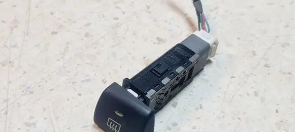 Hyundai Santa Fe Windscreen/window heater switch 93710 40584B