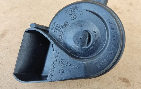 Audi A6 S6 C6 4F Horn signal 8T0951221