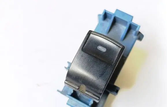 Toyota Avensis T270 Electric window control switch 8481005070