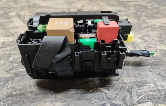 Opel Mokka B Fuse module 96QH001180
