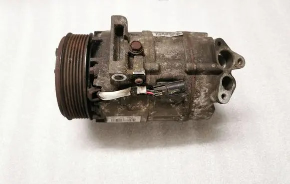 Opel Vivaro Air conditioning (A/C) compressor (pump) 8200454172E