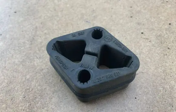 BMW 3 E90 E91 Muffler mount bracket/holder 7589931 18207589931 18307616850