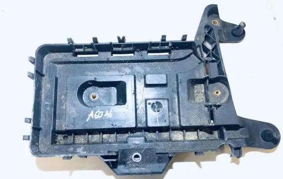 Volkswagen Jetta V Battery box tray 1km915333