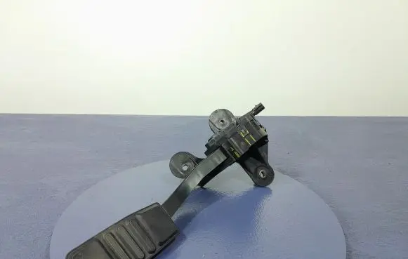 Accelerator throttle pedal