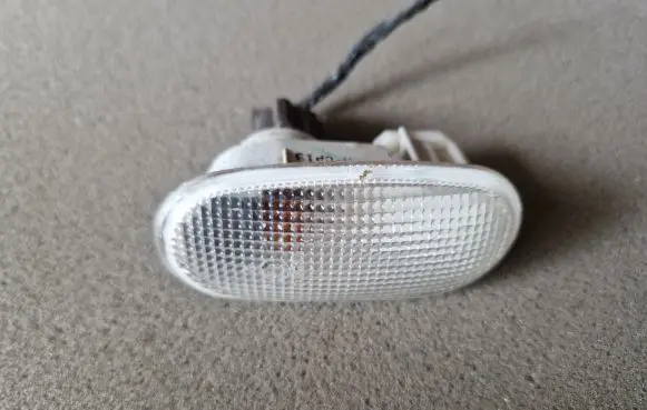 Mitsubishi L200 Front fender indicator light