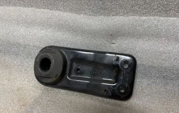Ford Mustang VI Radiator mount bracket JR338K202