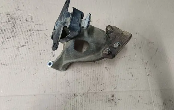 Volkswagen Amarok Engine mounting bracket 03L199308 2H0199256