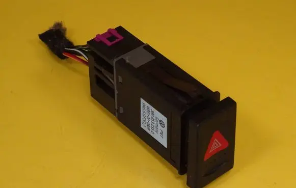 Volkswagen PASSAT B5.5 Hazard light switch 3B0953235D