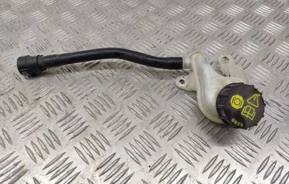Brake fluid reservoir