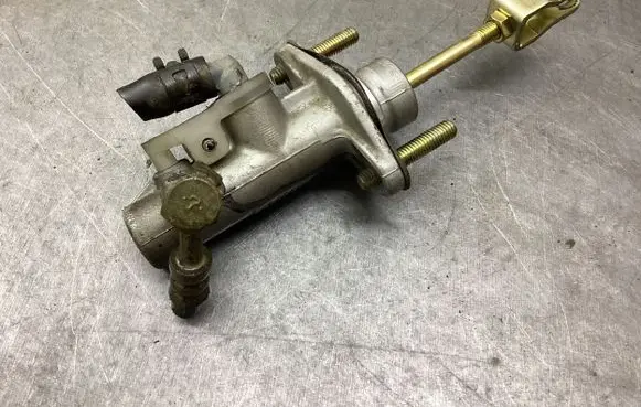 Mitsubishi Grandis Clutch slave cylinder 