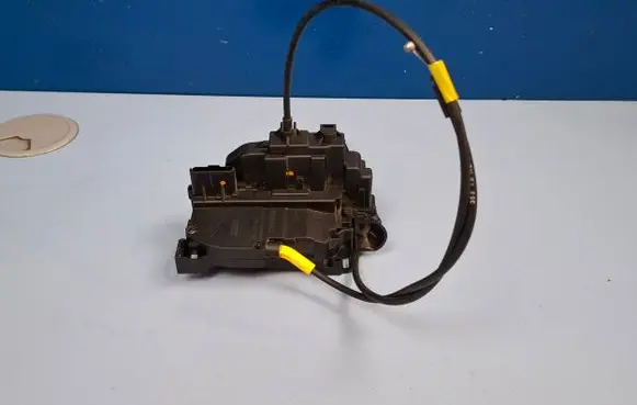 Renault Kangoo II Front door lock 8200497579F
