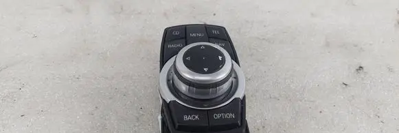 Head unit multimedia control