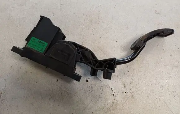 Accelerator throttle pedal