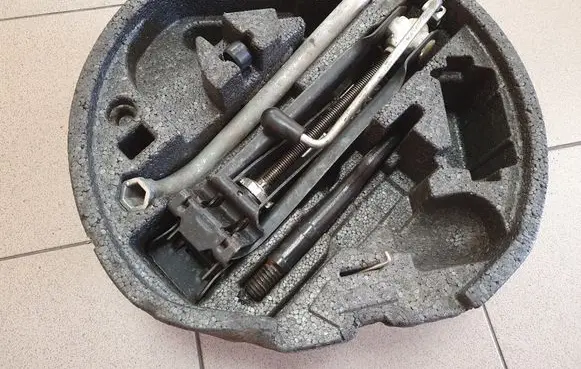 Skoda Octavia Mk2 (1Z) Tool set 1Z0012115B
