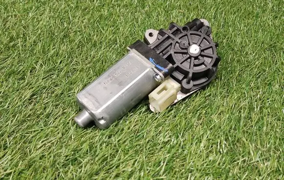 Ford Fusion II Seat adjustment motor 0390203047 939731106
