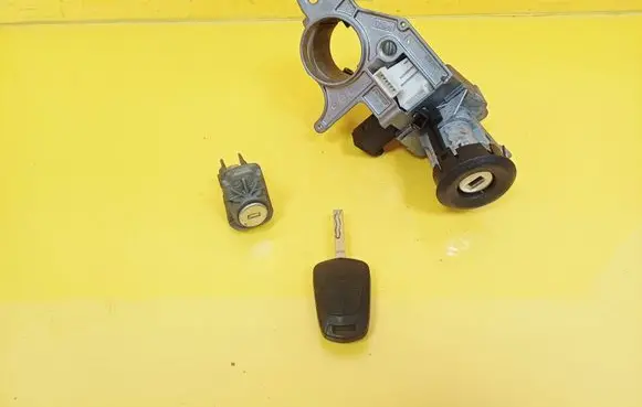 Opel Zafira B Ignition lock 2421430