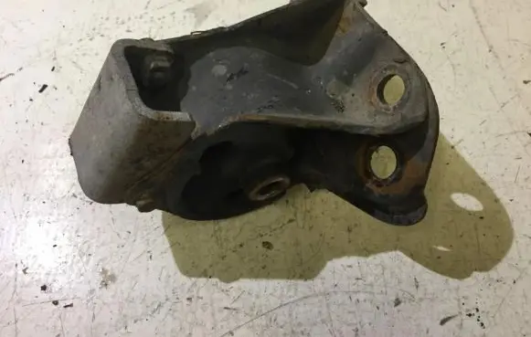 Honda Civic Engine mount bracket