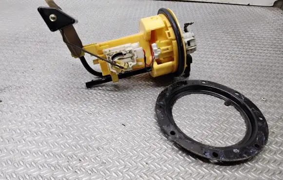 Toyota Corolla Verso AR10 Fuel level sensor 770100F010