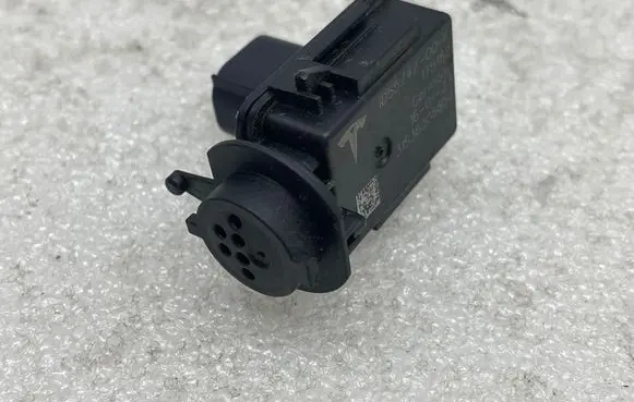 Tesla Model X Air quality sensor 105574700F 175182 31S36305857