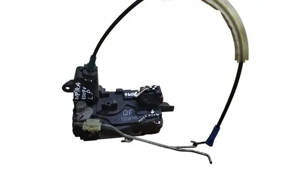 Opel Zafira B Front door lock 13210748