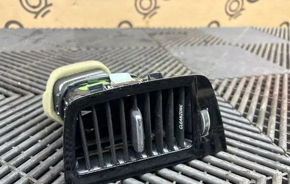 Volvo XC90 Dash center air vent grill 31363715