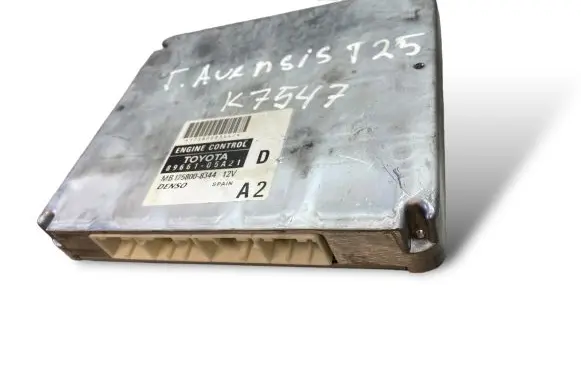 Toyota Avensis T250 Engine control unit/module 1758008344 8966105A21 MB1758008344