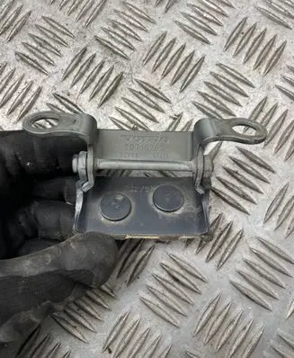 Tailgate/trunk/boot hinge