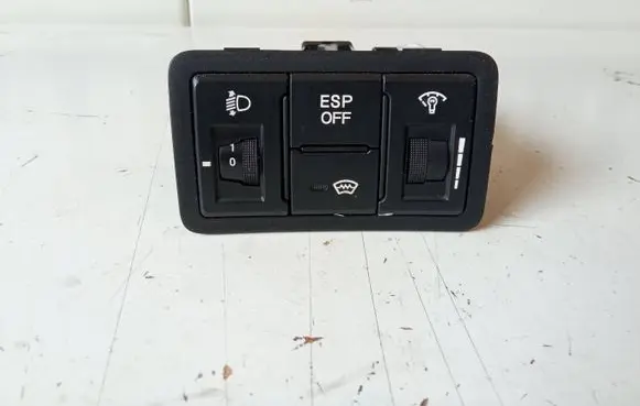 Hyundai i30 ESP (stability program) switch 5390L1