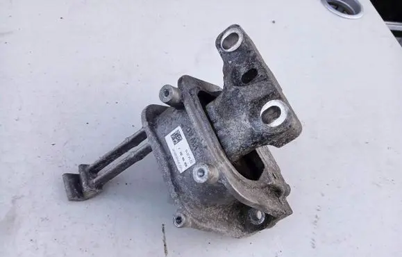 Skoda Superb B8 (3V) Engine mount bracket 5Q0199262J