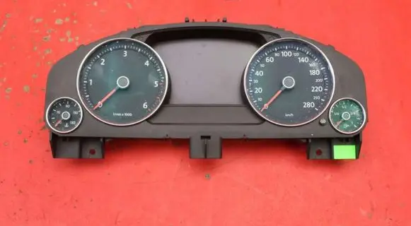 Volkswagen Touareg II Speedometer (instrument cluster) 7P6920882F