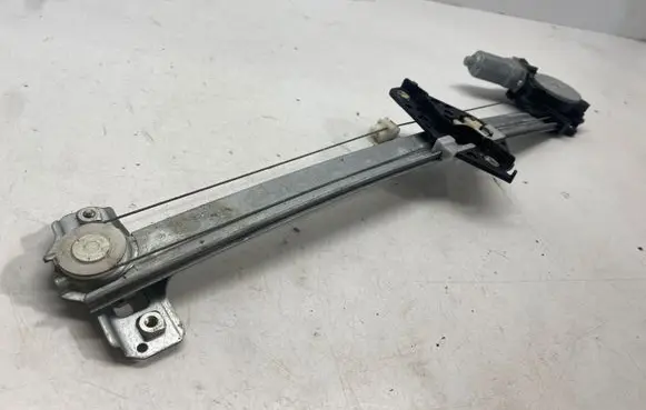Honda CR-V Front door window regulator motor