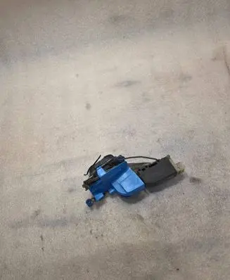 Opel Omega B2 Front door lock 605328 90493702 1101215