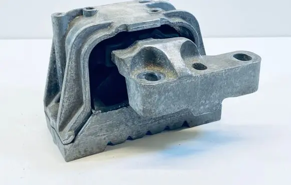 Volkswagen PASSAT B6 Engine mount bracket 1K0199262BA