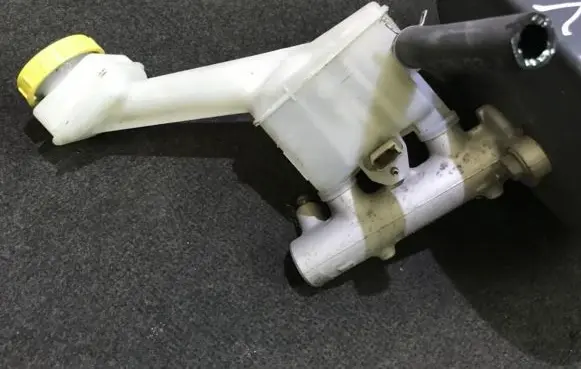 Nissan X-Trail T30 Master brake cylinder