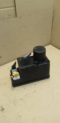 Audi A4 S4 B5 8D Central locking vacuum pump 8TZ00652206