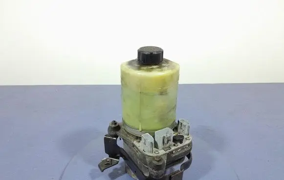 Ford Focus C-MAX Power steering pump 4M513K514AD