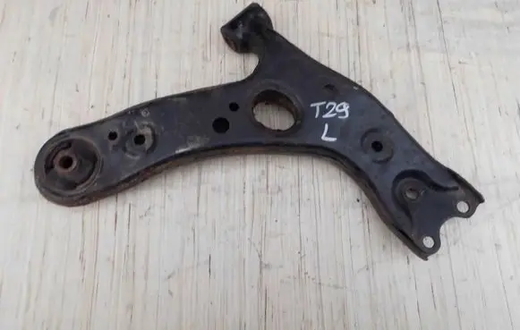 Toyota Avensis T270 Front lower control arm/wishbone 65566556