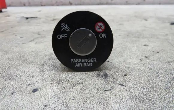 KIA Carens III Passenger airbag on/off switch 