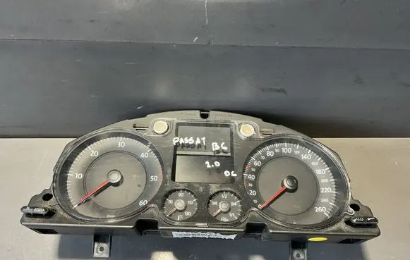 Volkswagen PASSAT B6 Speedometer (instrument cluster) 3C0920851M
