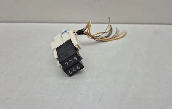 Audi Q3 8U Other relay 4H0951253C V23374A1001X010
