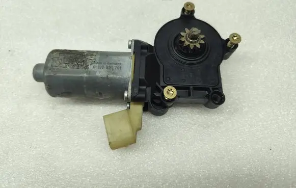 Volvo XC70 Front door window regulator motor 0130821761