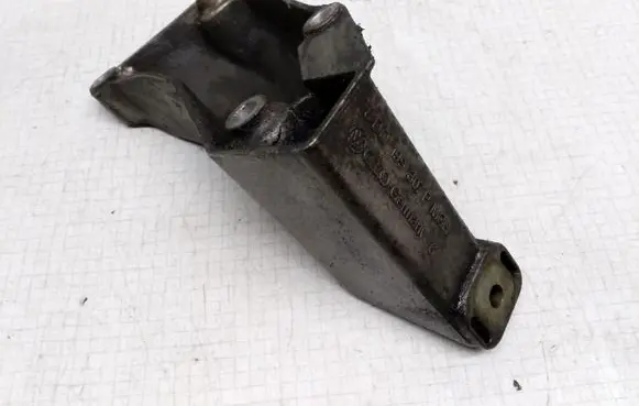 Volkswagen PASSAT B5.5 Engine mounting bracket 8D0199307P